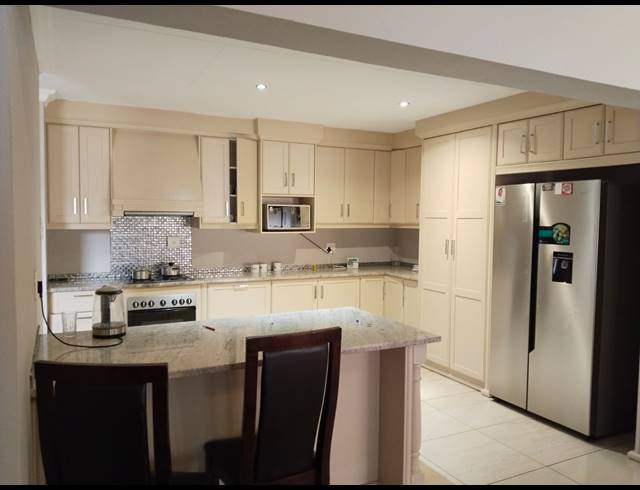 3 BEDROOM DUET TO LET IN HILLSIDE